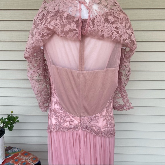 TADASHI SHOJI Embroidered Lace Cape Gown Dress in Rose Quartz Size 16 (NWT) - Picture 8 of 15